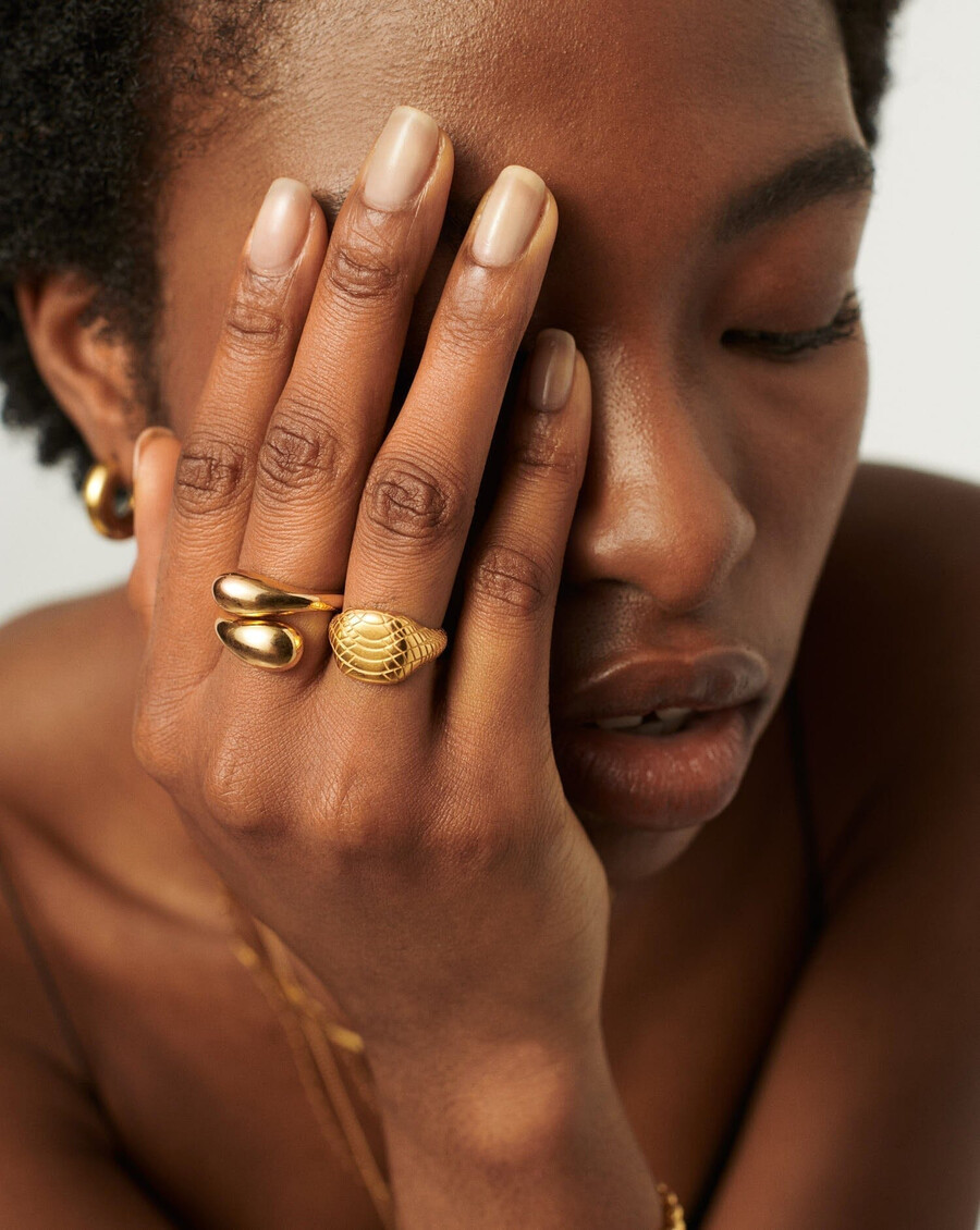 anillo de sello con textura de serpiente - chapado en oro de 18 k