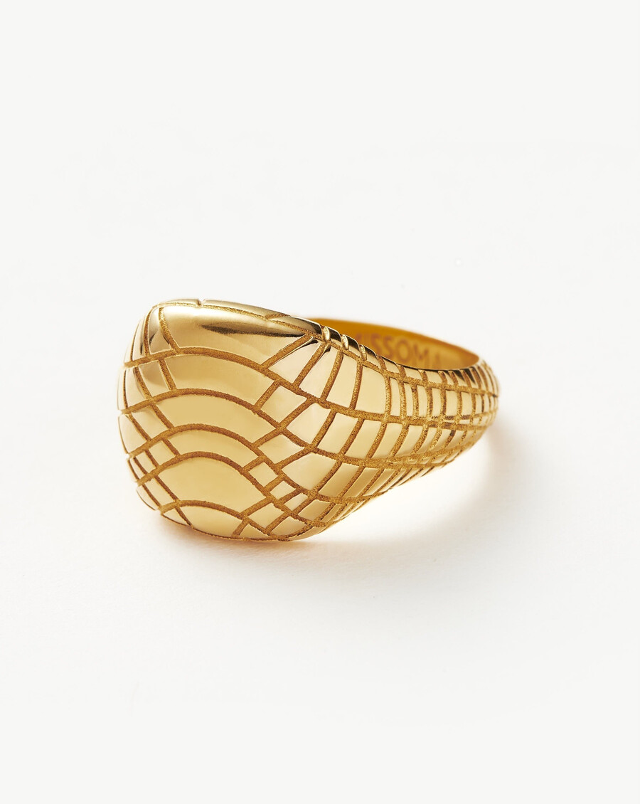 anillo de sello con textura de serpiente - chapado en oro de 18 k